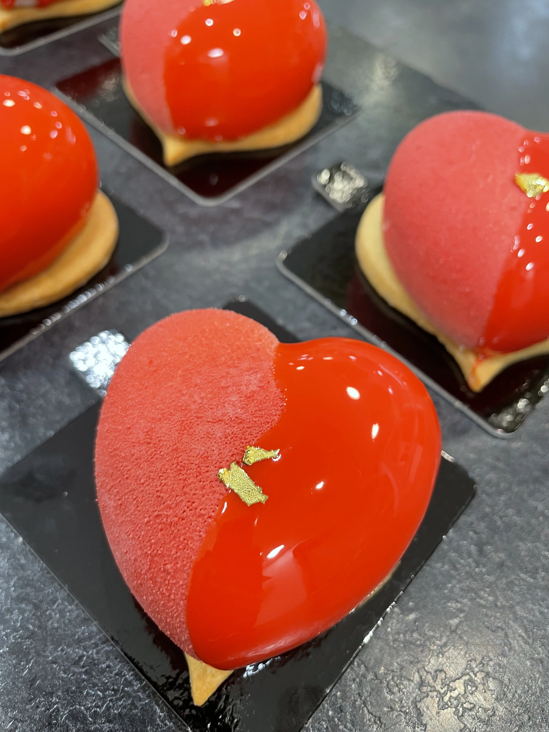 Entremets en forme de cœurs rouges
