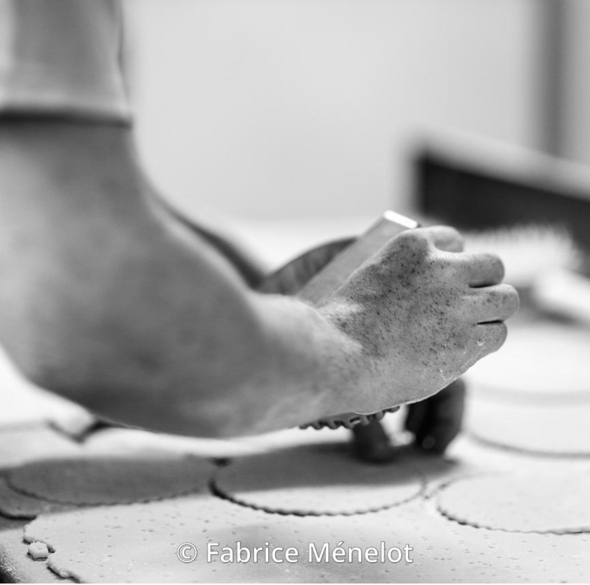 Travail artisanal de la pâte dans le fournil